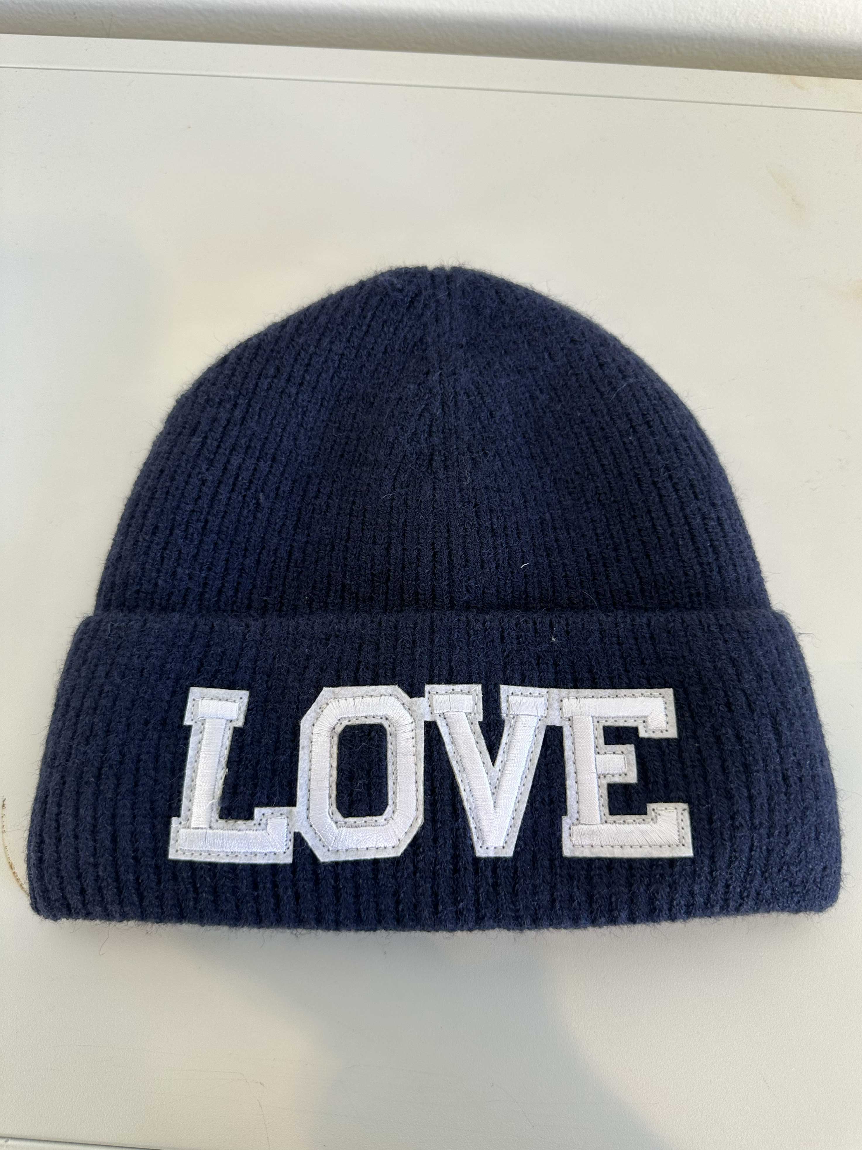 Neta - Strikhue med hvid tekst